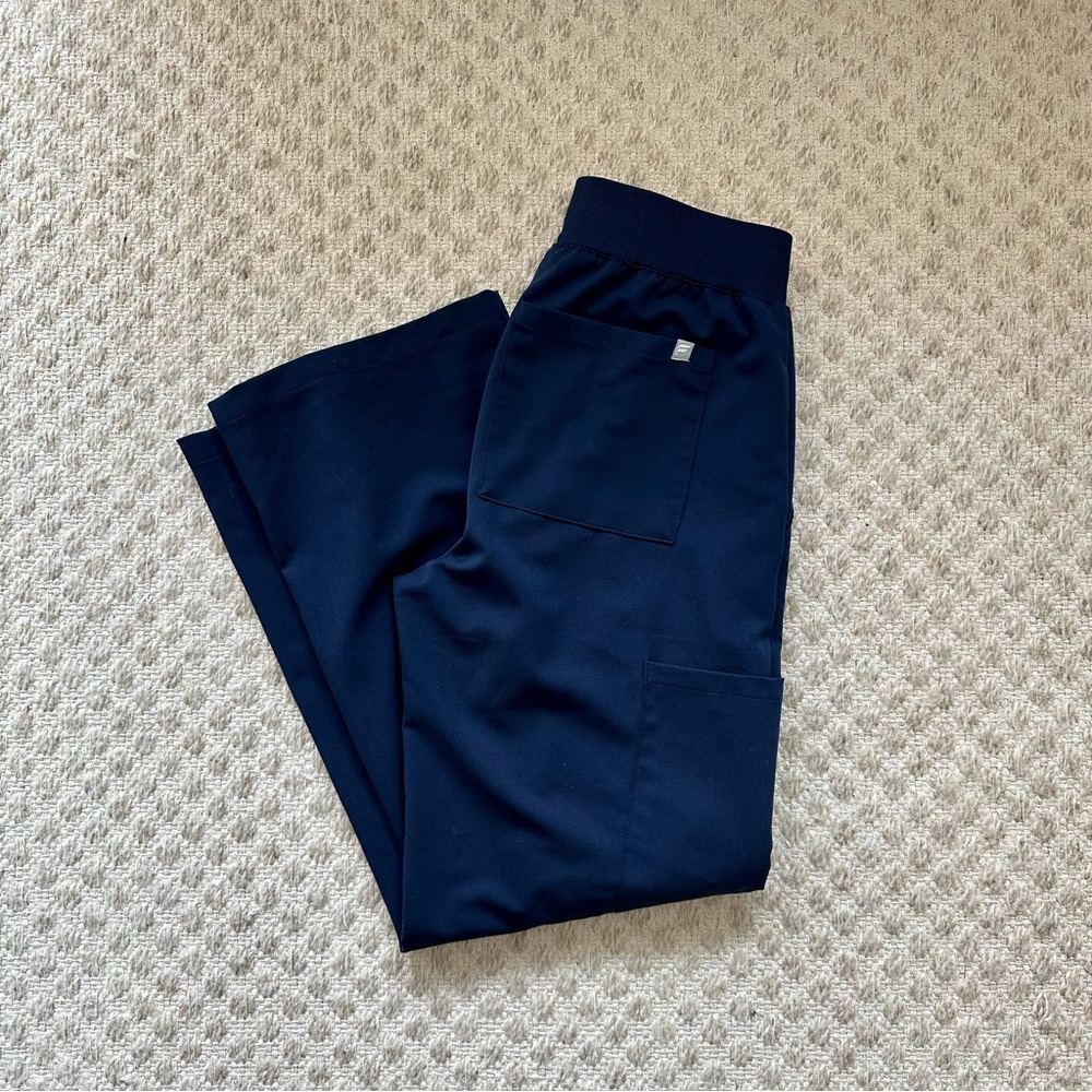 fabletics wide leg scrub pant in navy